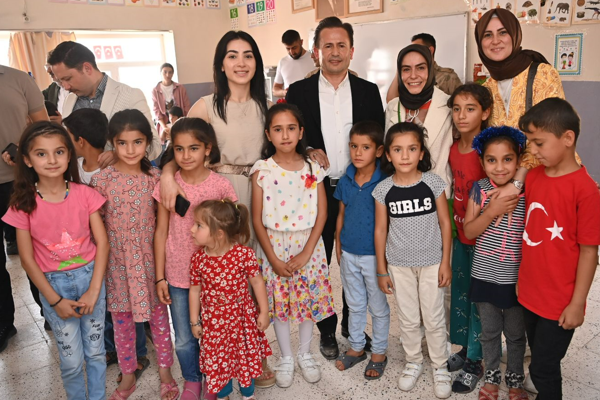 Akçapınar Köy Okulu öğretmeni Esra öğretmenin sevinç gözyaşları