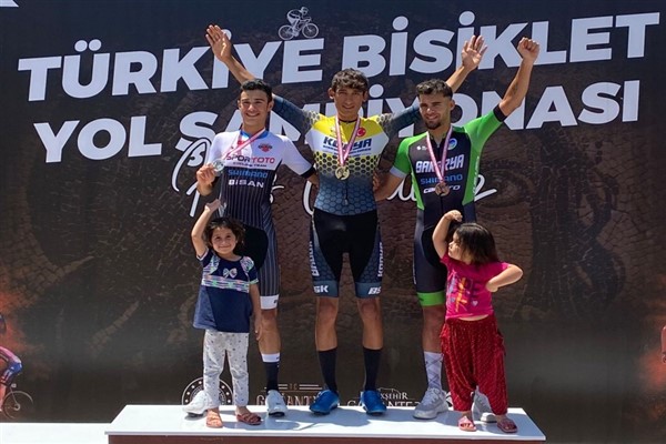 Büyükşehir Belediyesporlu Ali İhsan Eğin'den altın madalya