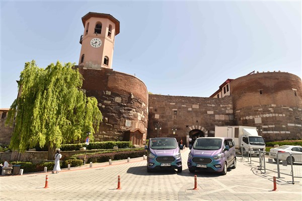 Ankara Kalesi ve Ulus çevresinde hibrit araçlarla turistik ring hizmeti devam ediyor