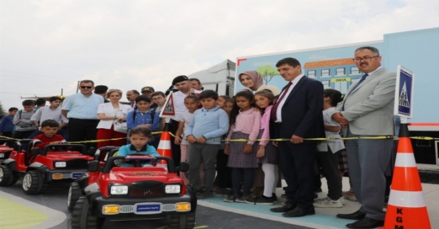 Vali Yiğitbaşı Salar Beldesinde Trafik Eğitimine Katıldı