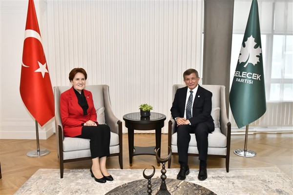 Akşener, Davutoğlu'nu ziyaret etti