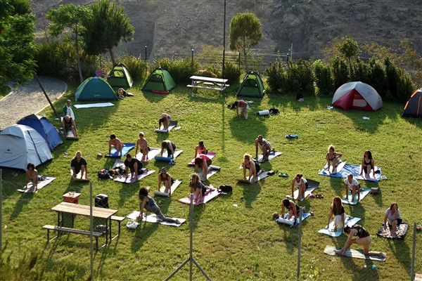 Yoga festivali Bornova Macera Parkı'nda başladı