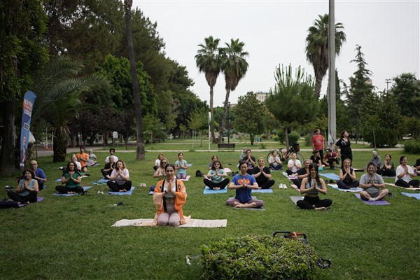 Adanalılar, büyükşehir eğitmenleri eşliğinde yoga yapıyor
