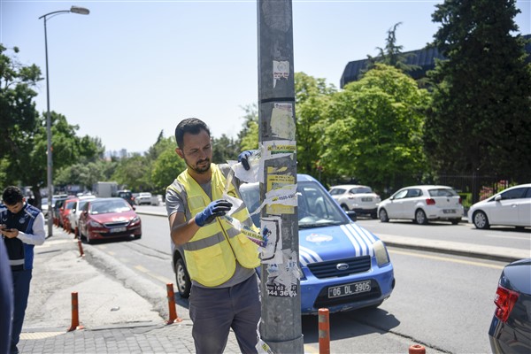 Başkent'te izinsiz asılan afişler kaldırılıyor
