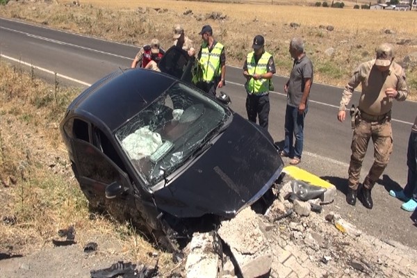 Şanlıurfa'da otomobil şarampole devrildi: 3 yaralı