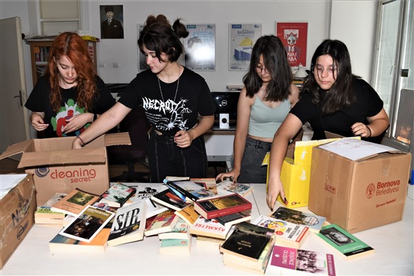 Bilet yerine kitap aldılar, köy okuluna kütüphane kurdular