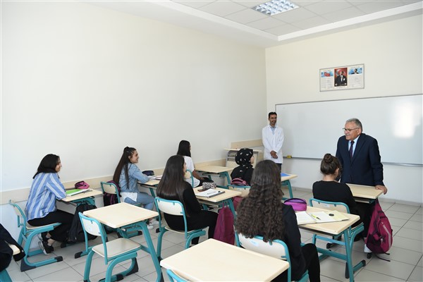 Başkan Büyükkılıç, KAYMEK kurslarında öğrencilerle buluştu
