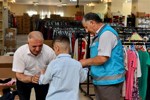 Derman Çarşısı, bayramda ihtiyaç sahiplerinin destekçisi oldu