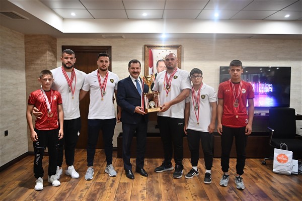 Başpehlivan Dağdeviren rakiplerine meydan okudu