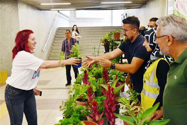 Çiçek takası uygulamasının yeni adresi Beşevler Metrosu oldu