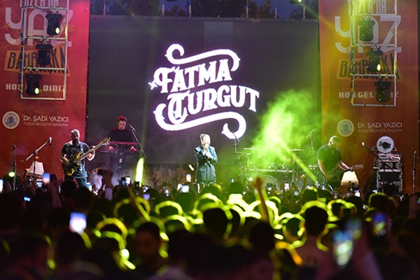Fatma Turgut, sevilen şarkılarını Tuzla’da söyledi