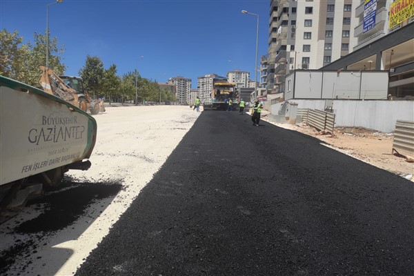Gaziantep Büyükşehir bir günde 3 bin 549 ton asfalt serimi yaptı