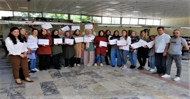 Kadınlar Kurs Desteğiyle Meslek Sahibi Oldular İŞKUR desteğiyle aldıkları kursu başarıyla tamamlayan kadınların diktiği birbirinden güzel elbiseler Bursa, Ankara ve Antalya gibi şehirlerde satışa sunuluyor. Kısa sürede büyük işler b
