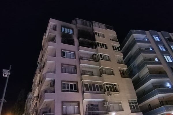 Apartman dairesinde çıkan yangında 1 kişi dumandan etkilendi