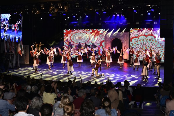 Bursa'daki 'Uluslararası Altın Karagöz Halk Dansları Yarışması' devam ediyor