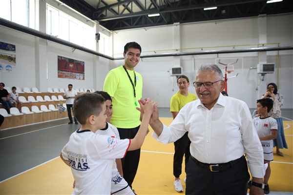 Başkan Büyükkılıç, spor merkezinde miniklerle buluştu