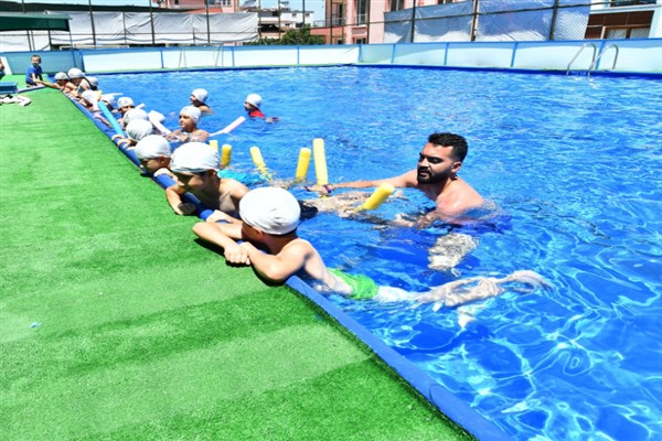 İzmirli minikler portatif havuzlara kavuştu