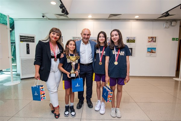 Başkan Soyer, Özel Eraslan Okulu’nun şampiyonlarını ağırladı