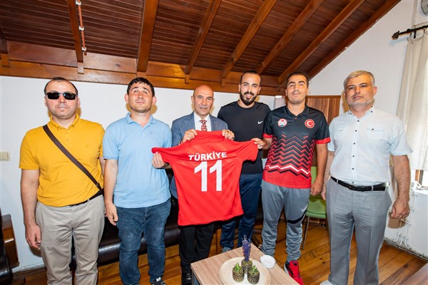 Başkan Soyer, görme engelli sporcuları ağırladı