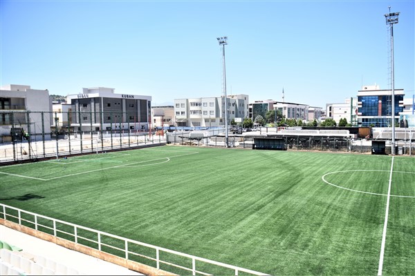 Bornova’da futbol sahaları yenileniyor