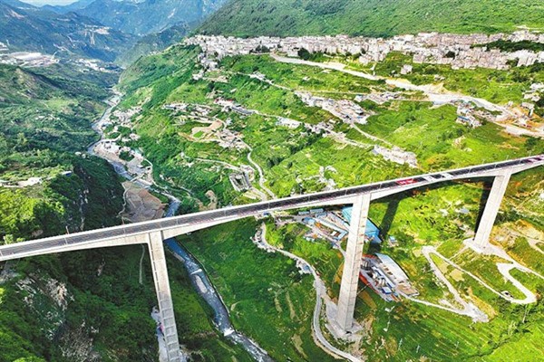 Dünyanın en yüksek iskeleli köprüsü hizmete açıldı