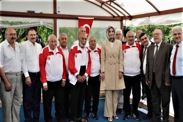 Vali Yiğitbaşı, şehit aileleri ve huzurevi sakinleriyle bayramlaştı