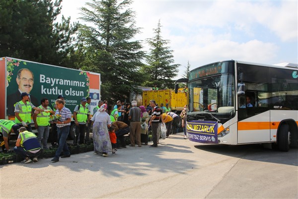 Eskişehir'de ziyaretçilere on binlerce çiçek dağıtıldı