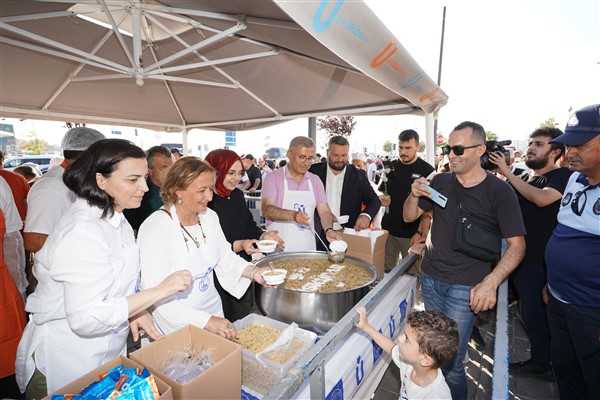 Üsküdar'da binlerce kişiye aşure ikram edildi