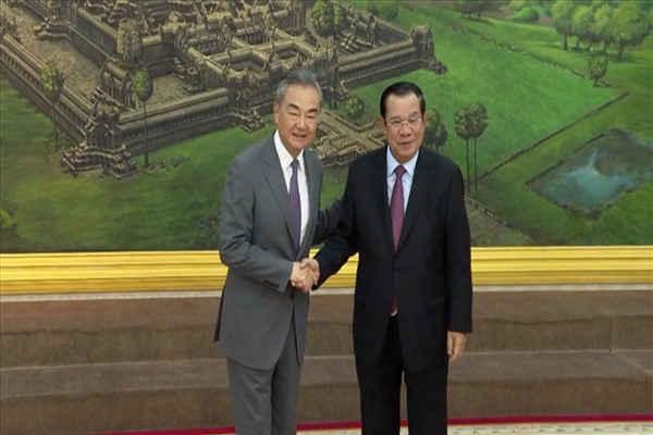 Kamboçya Başbakanı Hun Sen Wang Yi’yi kabul etti