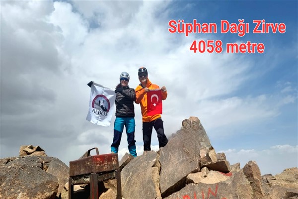 Afyonkarahisar Doğa Sporları Kulübü sporcuları Ağrı-Süphan ve Artos dağlarının zirvesinde