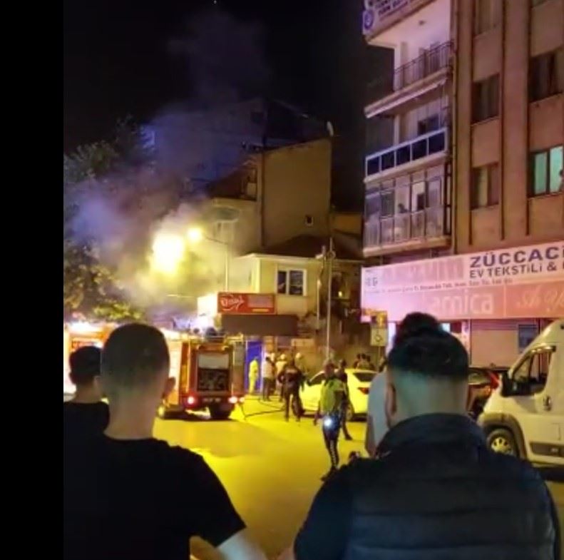Balıkçı dükkanı alev alev yandı