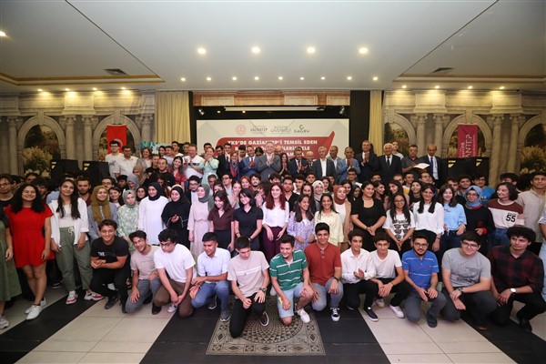 Başkan Şahin, YKS’den ilk 5000'e giren 250 öğrenci ve aileleriyle buluştu