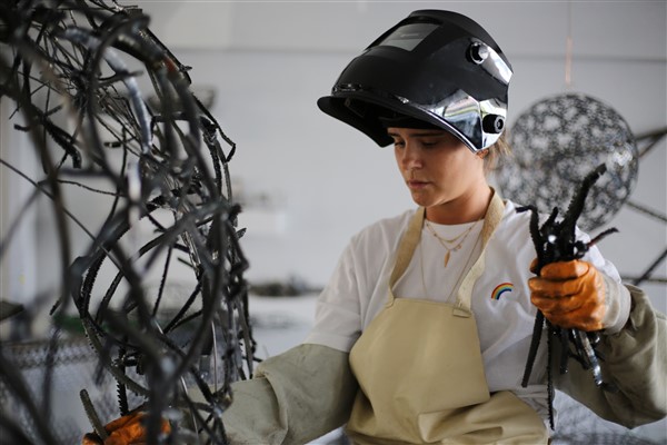 Hurda ve atık malzemeleri sanat eserine dönüşüyor