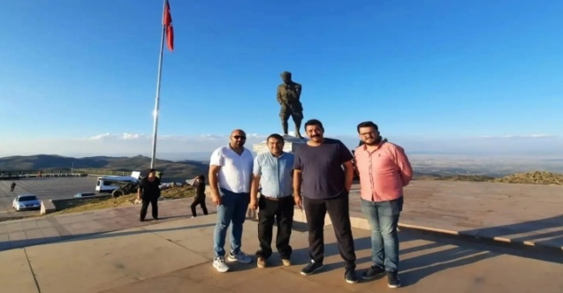 Gençlerle Atatürk İmzası