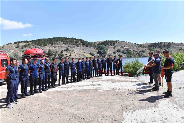 Göreve yeni başlayan 450 itfaiye personelinin saha eğitimleri devam ediyor