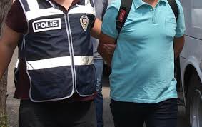Polis memuru bacağından vurdu