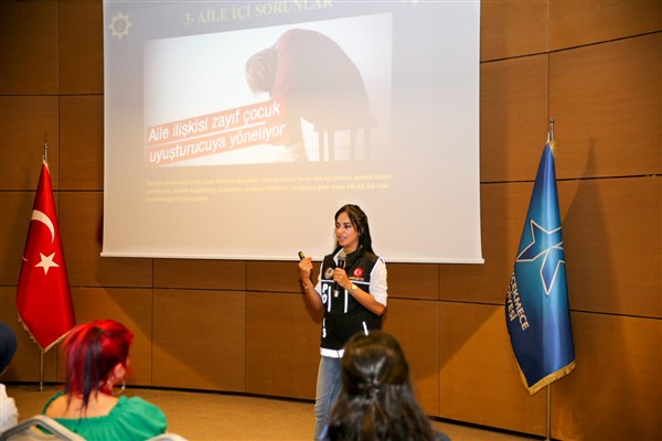 Küçükçekmece’de ‘’En İyi Narkotik Polisi Anne’’ semineri düzenlendi