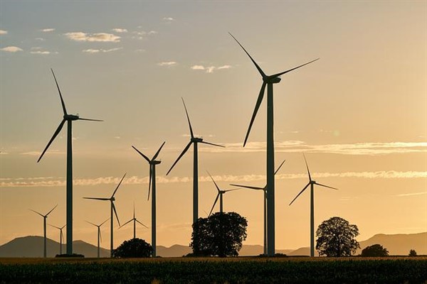 Enerji güvenliğine yönelik endişeler, yenilenebilir enerji programlarını teşvik ediyor