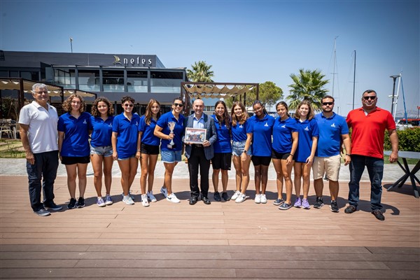 Başkan Soyer Kadın Sutopu Takımı ile İzmir Marina’da bir araya geldi
