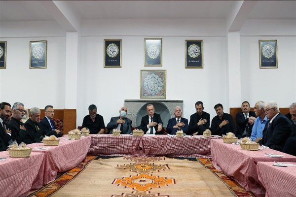 Cumhurbaşkanı Erdoğan, cemevindeki muharrem iftarına katıldı