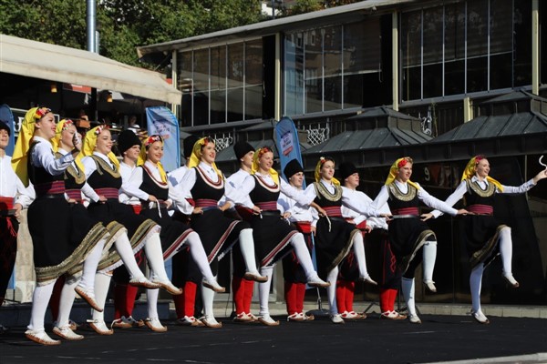 Uluslararası halk oyunları festivali coşkusu Kartal’ın mahallelerini sardı