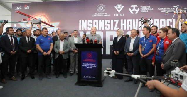 Bakan Varank (İHA) Yarışması'na katılan gençlerle bir araya geldi.