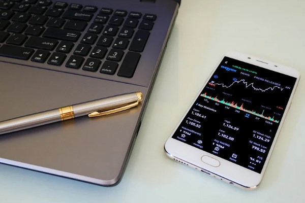 Technological development - smartphones - economic results