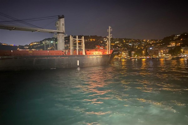 Kargo gemisi, İstanbul Boğazı'nda karaya oturdu
