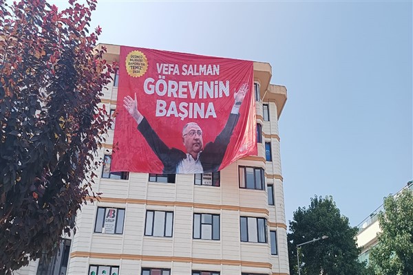 Yalova CHP Gençlik Kolları'ndan “Vefa Salman görevinin başına” pankartı