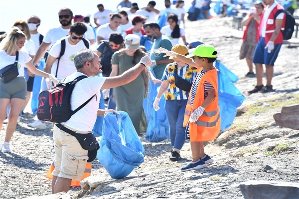 Çevre gönüllüleri İnciraltı Kent Ormanı'nda temizlik yaptı
