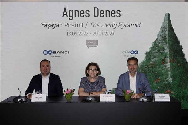 Agnes Denes’in “Yaşayan Pramit” eseri Sakip Sabanci Müzesi bahçesinde yaşam döngüsüne başladı