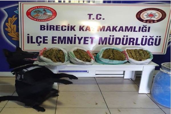 Şanlıurfa'da toprağa gömülü uyuşturucu ele geçirildi