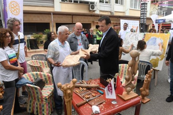 4.Mersin Kushimoto Sokak Sanatçıları Festivali'nden şehit ailelere destek