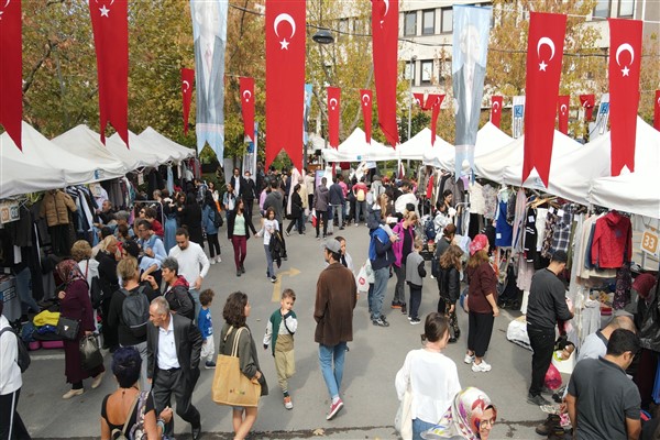 Kadıköy Belediye bahçesinde ''yeniden kullanım'' pazarı kuruldu